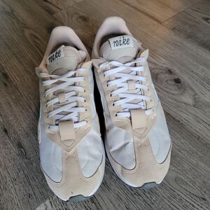 Nike sneakers 9.5